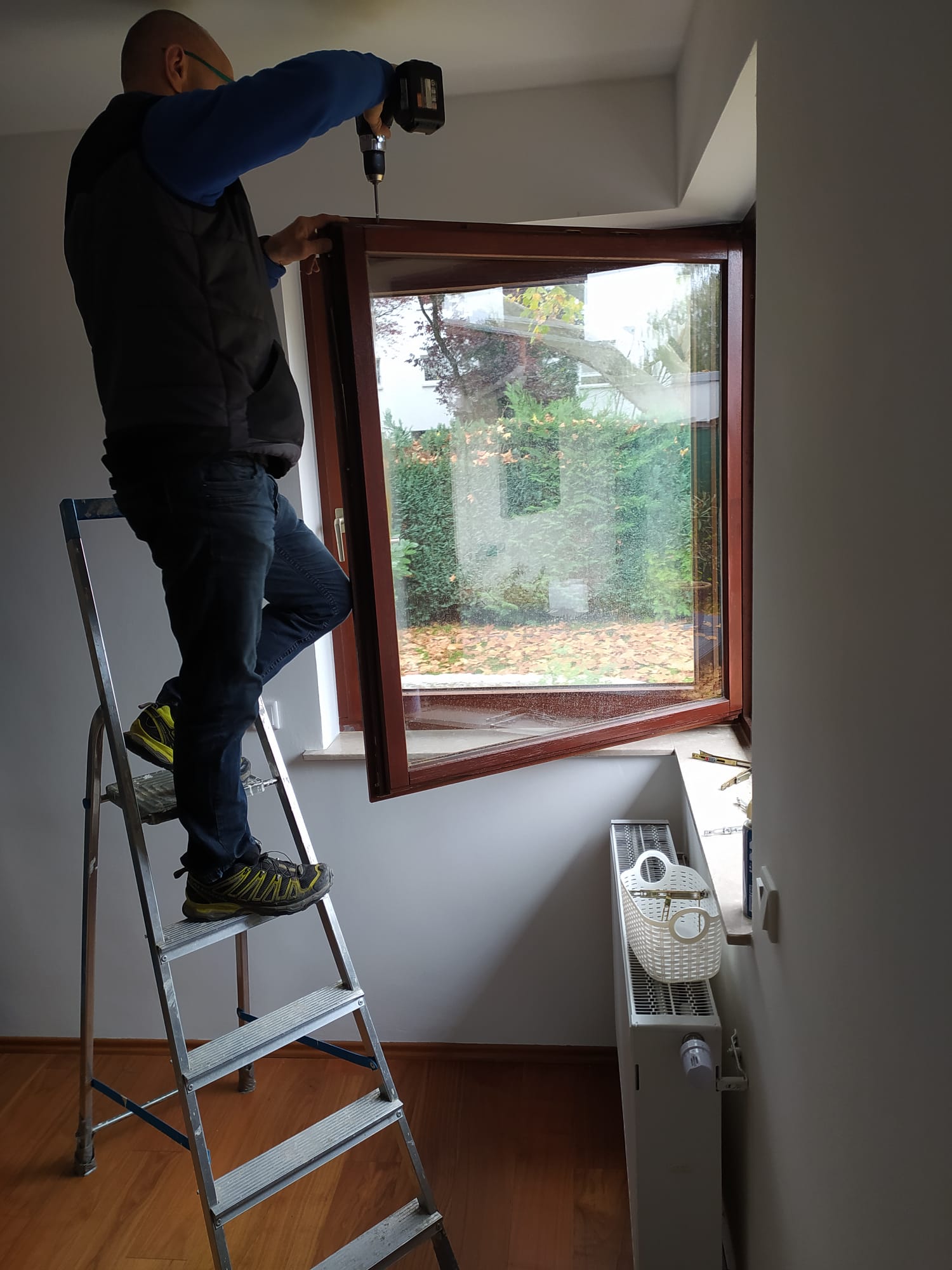 Arbeiten an einem Fenster mit Gartenseite in Sonnenberg